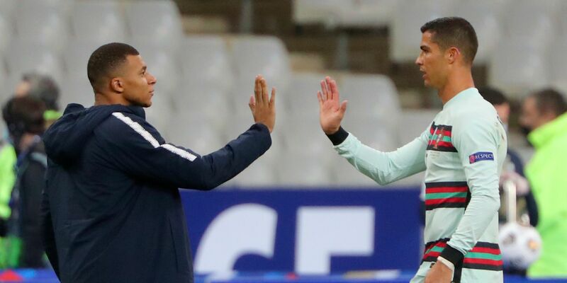 Treffen im EM-Viertelfinale aufeinander: Frankreichs Kylian Mbappé (l) und Portugals Cristiano Ronaldo. - Foto: Thibault Camus/AP/dpa