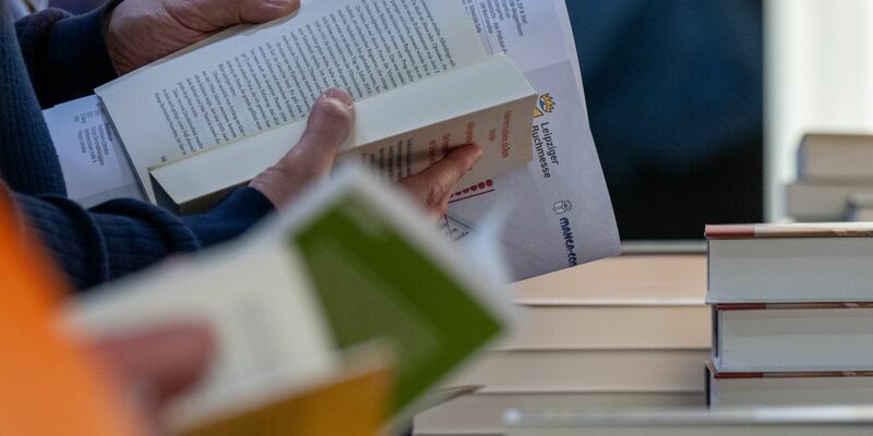 Insbesondere Sach- und Jugendbücher waren 2024 beliebt. (Symbolbild) - Foto: Hendrik Schmidt/dpa