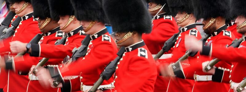 An der Nutzung von echtem Bärenfell für die traditionellen Mützen gibt es seit Langem Kritik. (Archivbild) - Foto: Alberto Pezzali/AP/dpa