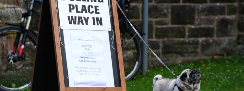 Die Menschen in Großbritannien gelten als besonders tierlieb und bringen ihre Hunde oft zum Wählen mit. - Foto: Andrew Milligan/PA Wire/dpa