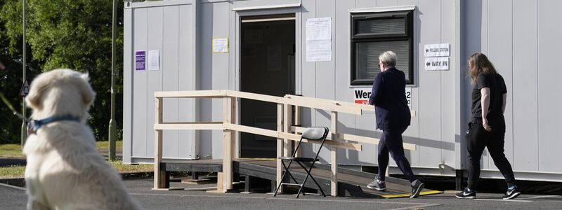 Unter dem Hashtag #DogsAtPollingStations werden online Fotos von Hunden vor Wahllokalen gepostet. - Foto: Andrew Matthews/PA Wire/dpa