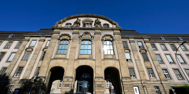 Ein 19-Jähriger fährt eine Hochschwangere tot und muss daher zweieinhalb Jahre ins Gefängnis. - Foto: Roberto Pfeil/dpa