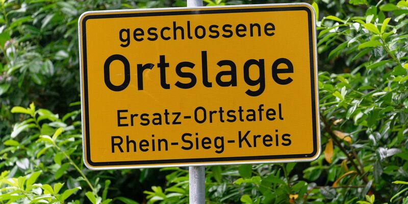 Das Ortsschild Hanf ist verschwunden - nun weist eine Ersatz-Tafel auf eine «geschlossene Ortslage» hin. - Foto: Henning Kaiser/dpa