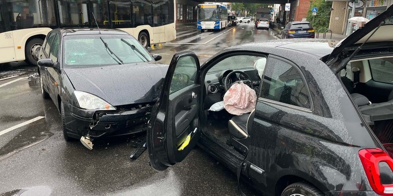 POL-REK: 240704-3: Autofahrer nach Verkehrsunfall leicht verletzt - Foto: presseportal.de