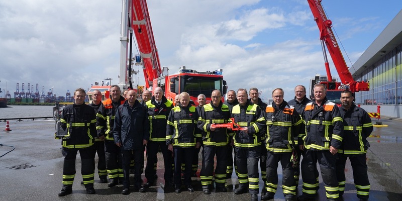 FW-HH: Meilenstein für die Berufsfeuerwehr Hamburg: Deutschlands größtes Einsatzfahrzeug sorgt jetzt für Sicherheit in Hamburg - Foto: presseportal.de