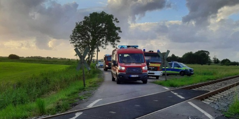 BPOL-FL: Tönning- Kollision PKW mit Zug - Foto: presseportal.de