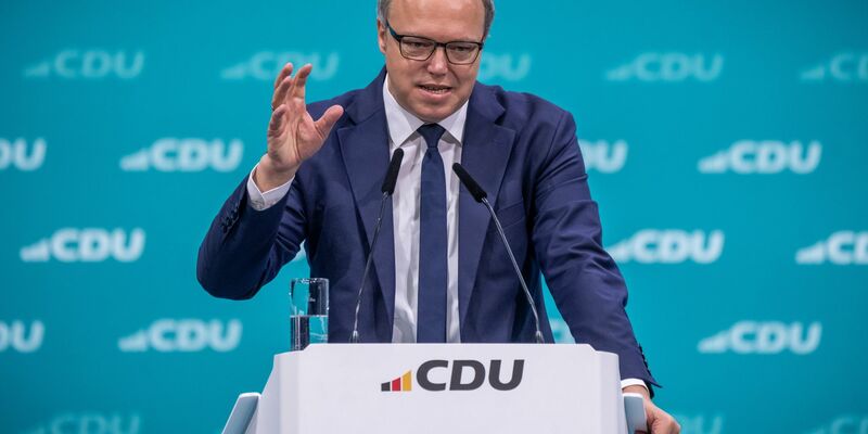 Sie sollen eine Berufsausbildung haben und in Thüringen leben: So stellt sich Mario Voigt Kandidaten für ein Kabinett vor. - Foto: Michael Kappeler/dpa