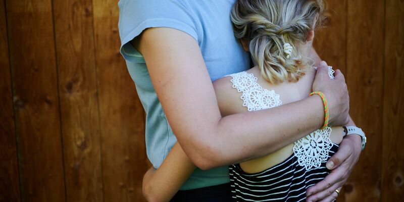 Durch Zuwendung und Vertrauen lernen Kindern, dass es sich lohnt, die Wahrheit zu sagen. - Foto: Annette Riedl/dpa/dpa-tmn