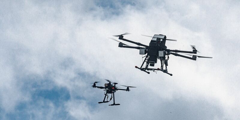 Eine autonom operierende Abwehrdrohne verfolgt eine Angriffsdrohne. - Foto: Markus Scholz/dpa