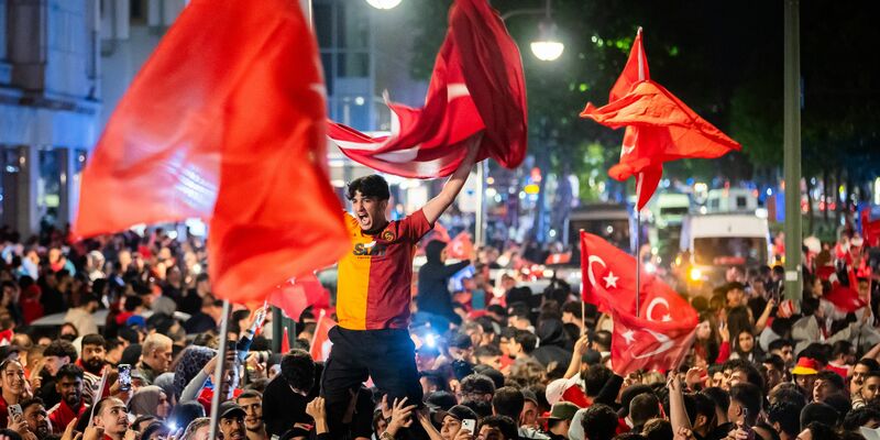 Türkische Fans feiern in Berlin. - Foto: Christoph Soeder/dpa