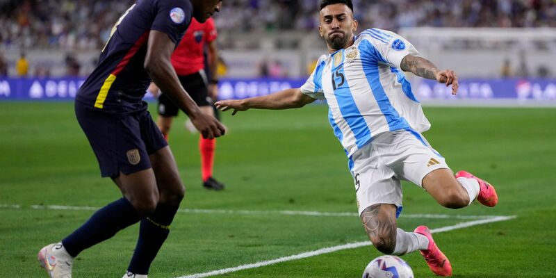 Der Argentinier Nicolas Gonzalez (r) im Zweikampf mit Carlos Gruezo aus Ecuador. - Foto: Kevin M. Cox/AP/dpa