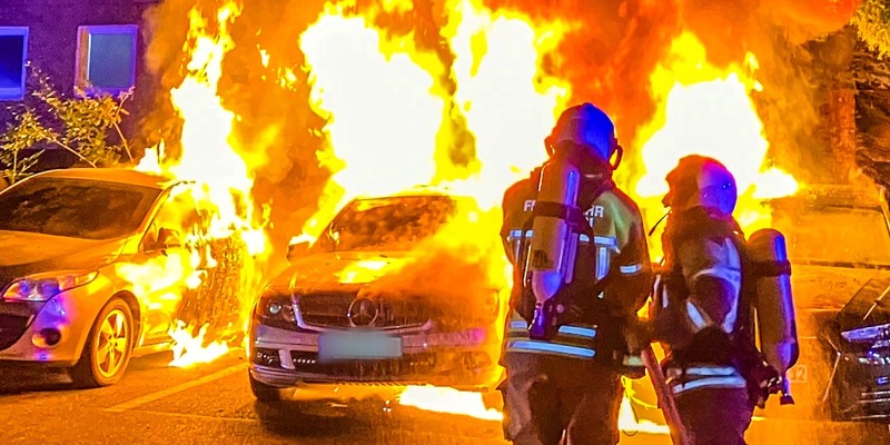 FW Dresden: PKW-Brand breitet sich aus - Foto: presseportal.de