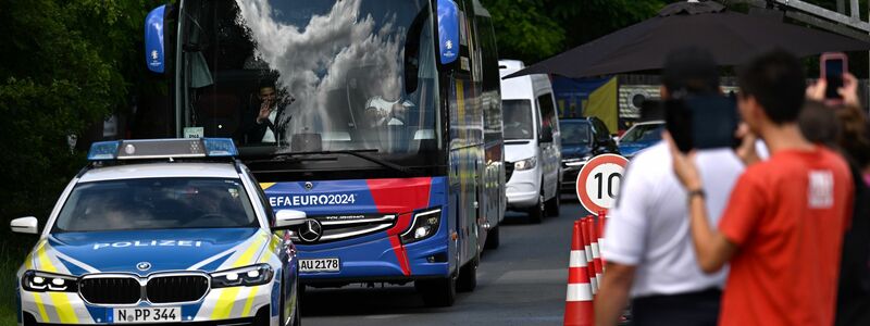 Julian Nagelsmann gibt eine Anweisung an seine Spieler. - Foto: Federico Gambarini/dpa