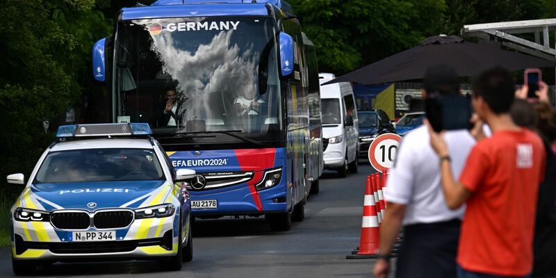 Der Bus der deutschen Fußball-Nationalmannschaft wird von der Polizei eskortiert. - Foto: Federico Gambarini/dpa