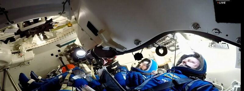 Auf dem von der Nasa veröffentlichten Foto warten die Nasa-Astronauten Butch Wilmore (r) und Suni Williams auf den Start in der Boeing «Starliner»-Kapsel im Space Launch Complex 41.  - Foto: Uncredited/NASA/AP/dpa