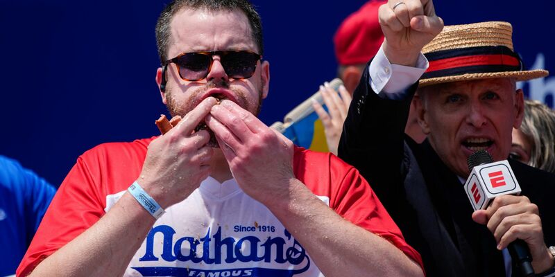 Bei den Frauen brachte es Titelverteidigerin Miki Sudo (rechts) auf 51 Hot Dogs. - Foto: Julia Nikhinson/AP/dpa
