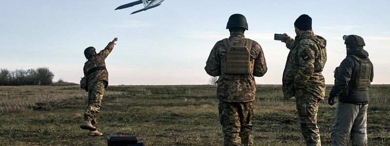 Ukrainische Streitkräfte nutzen Drohnen unter anderem für Angriffe auf russische Stellungen. (Archivbild) - Foto: Libkos/AP/dpa