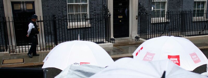 Umbruch in Großbritannien: Journalisten warten in der Downing Street. - Foto: David Cliff/AP/dpa