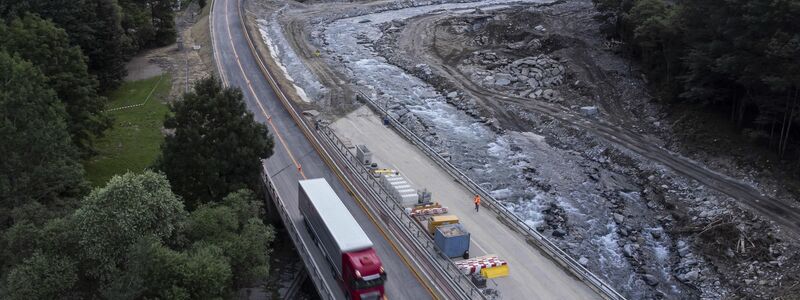 Aus der Luft ist die Zerstörung noch zu sehen, aber der Verkehr kann trotzdem wieder fließen.  - Foto: Pablo Gianinazzi/KEYSTONE/TI-PRESS/dpa