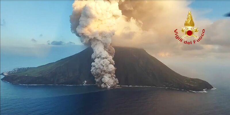 Aus Sorge vor einem schweren Ausbruch des Vulkans Stromboli gilt Alarmstufe rot.  - Foto: --/Vigili del Fuoco/dpa