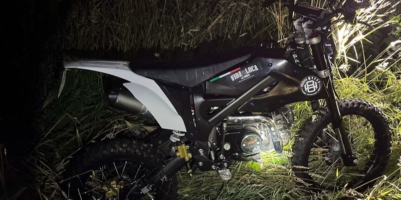 POL-HF: Fahren ohne Fahrerlaubnis- Pocket-Bike schleudert ins Feld - Foto: presseportal.de