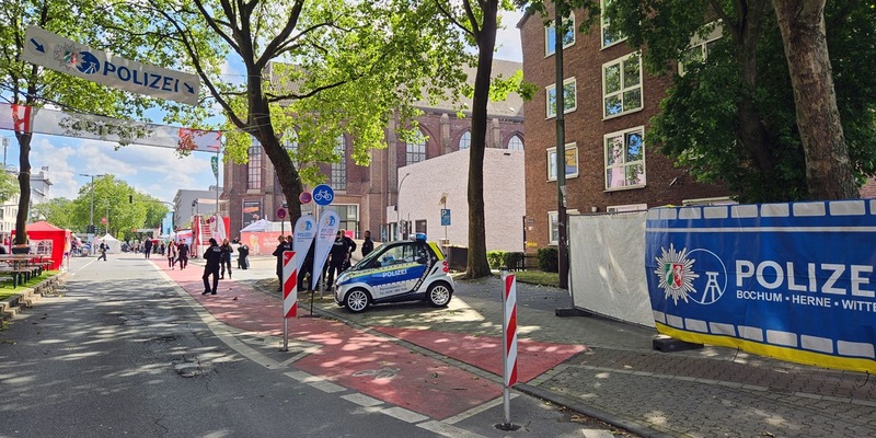 POL-BO: Bochum Total: Erster Tag verlief überwiegend friedlich - Polizei ist mit Mobiler Wache vor Ort - Foto: presseportal.de