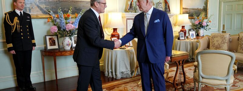 König Charles III. beauftragt Starmer offiziell mit der Regierungsbildung. - Foto: Yui Mok/PA Wire/dpa