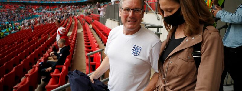 Starmer ist leidenschaftlicher Fußballfan. (Archivbild) - Foto: John Sibley/Pool Reuters/AP/dpa