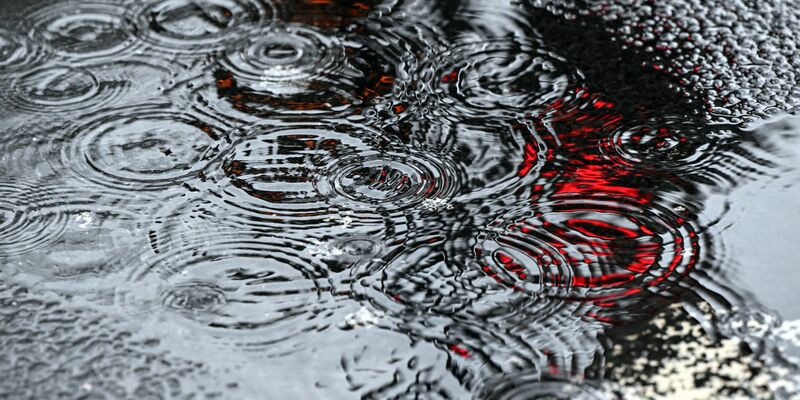 Am Wochenende wird es wieder nass. - Foto: Federico Gambarini/dpa