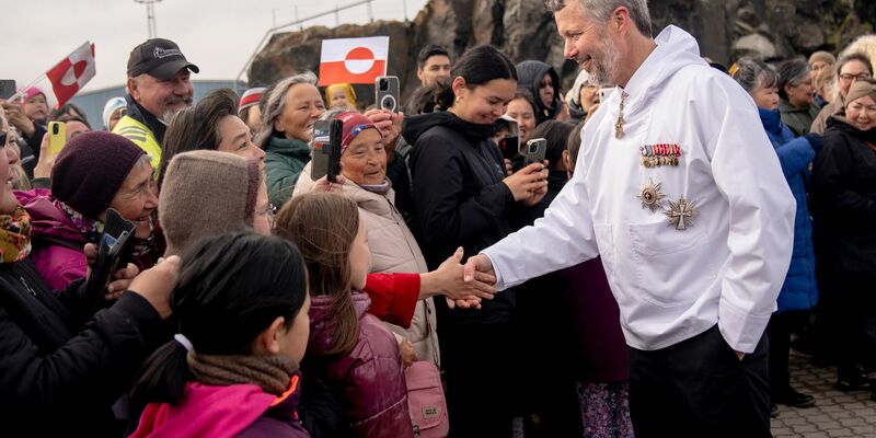 Royaler Besuch auf größter Insel der Erde: Dänemarks König Frederik X. ist in dieser Woche in Grönland zu Gast. - Foto: Ida Marie Odgaard/Ritzau Scanpix Foto via AP/dpa
