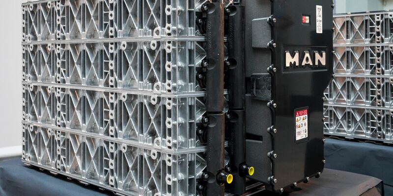 Die gewaltigen Akkupacks, die MAN in seinen Elektro-Lastwagen verbauen will, könnten künfitg auch in Salzgitter entstehen. - Foto: Daniel Vogl/dpa