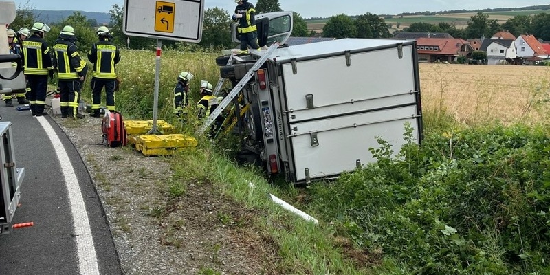 POL-HX: Transporter rutscht in Graben und kippt zur Seite - Foto: presseportal.de