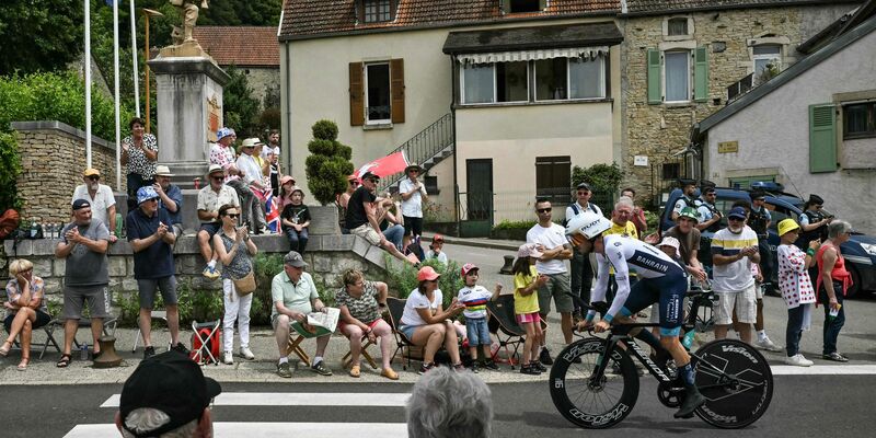 Phil Bauhaus vom Team Bahrain Victorious in Aktion. - Foto: Marco Bertorello/AFP/dpa