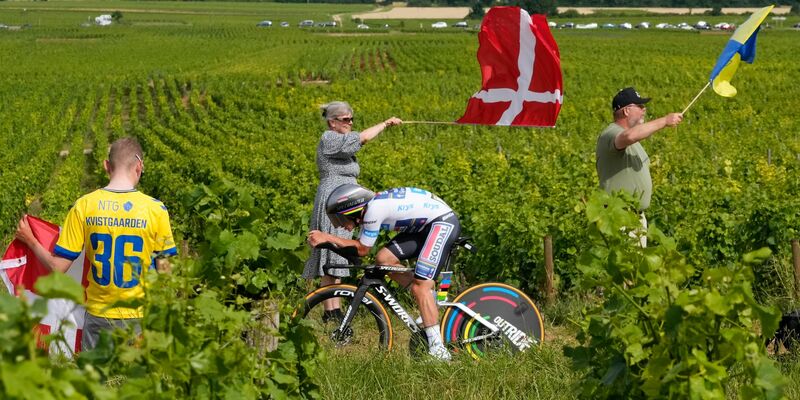 Während die aktuelle Frankreich-Tour vor schlimmen Vorfällen verschont blieb, erschütterte der Tod von Andre Drege während der Österreich-Rundfahrt die Radsportwelt. - Foto: Jerome Delay/AP/dpa