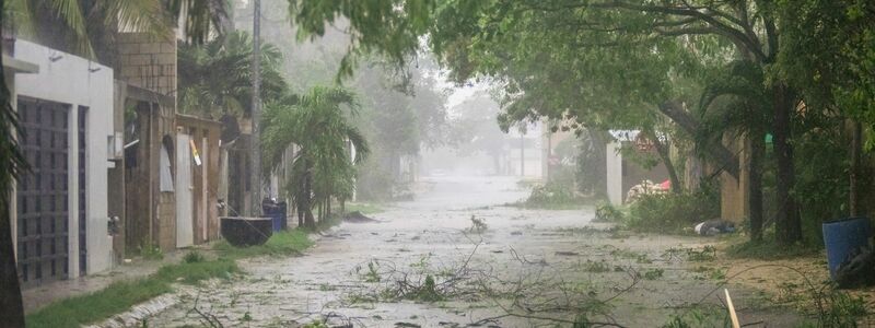 Über Land auf der mexikanischen Halbinsel Yucatán schwächte «Beryl» ab. - Foto: Fernando Llano/AP/dpa