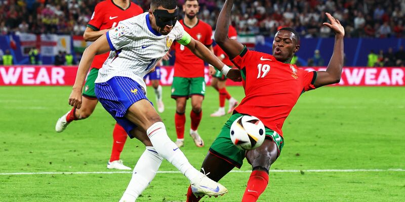 Portugals Pepe (l) wird nach dem EM-Aus von Cristiano Ronaldo getröstet. - Foto: Jens Büttner/dpa