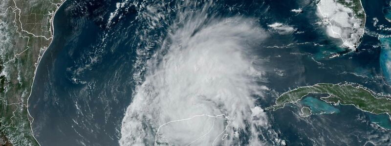 Im US-Bundesstaat Texas rechnen die Behörden mit gefährlichen Sturmfluten. - Foto: -/NOAA via AP/dpa