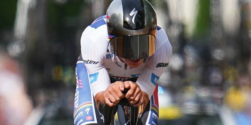 Der belgische Etappensieger Remco Evenepoel in Aktion. - Foto: Daniel Cole/AP/dpa