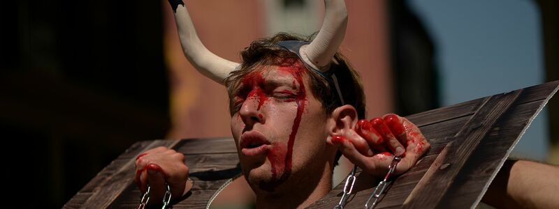 Die Stierhatz von Pamplona ist zunehmend umstritten. - Foto: Alvaro Barrientos/AP/dpa