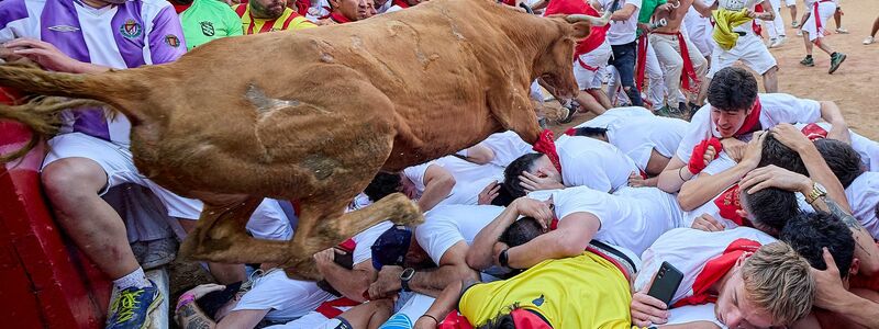 Bei den Mutproben der vorwiegend jungen Läufer gibt es jedes Jahr mehrere Verletzte. (Archivbild) - Foto: Ruben Albarran/ZUMA Press Wire/dpa