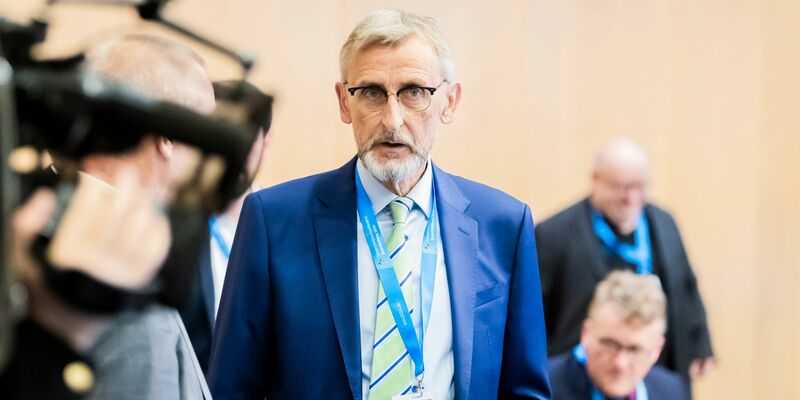 Sachsens Innenminister Armin Schuster bei einer Konferenz - Foto: Christoph Soeder/dpa