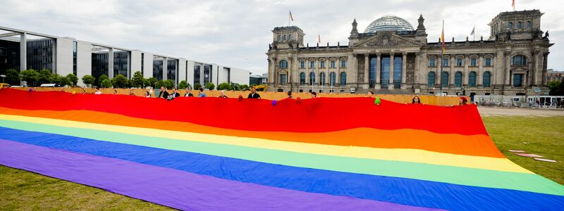 In vielen Ländern wird für die LGBTQI+ Rechte demonstriert - doch es gibt auch Gegenwind. (Archivbild) - Foto: Christoph Soeder/dpa