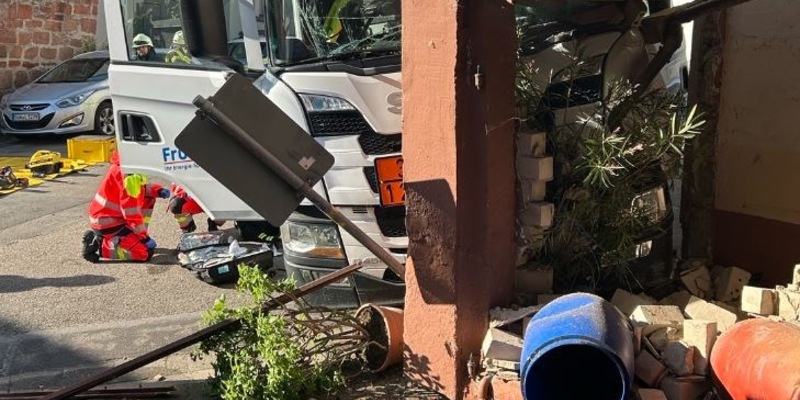 POL-PDLD: Schwer verletzter LKW-Fahrer und hoher Sachschaden bei Heizöl-Anlieferung - Foto: presseportal.de