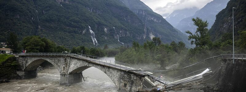 Bei den Unwettern am vergangenen Wochenende riss der angeschwollene Fluss Maggia eine Brücke ein. (Archivbild) - Foto: Michael Buholzer/KEYSTONE/dpa