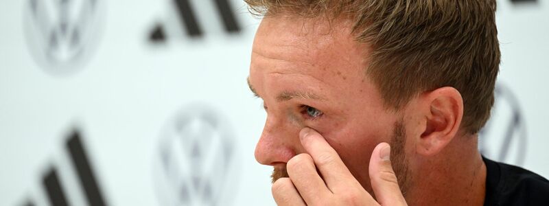 Bundestrainer Julian Nagelsmann kämpft während der DFB-Pressekonferenz mit den Tränen  - Foto: Federico Gambarini/dpa