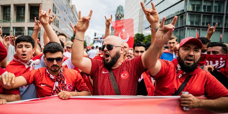 Türkische Fans zeigen den Wolfsgruß. - Foto: Christoph Soeder/dpa