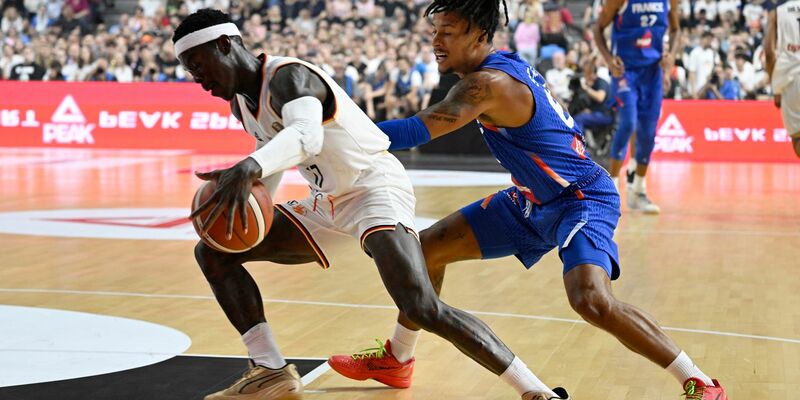Deutschland's Dennis Schröder (l) behauptet vor dem Franzosen Nicolas Datum den Ball. - Foto: Roberto Pfeil/dpa