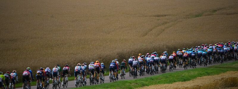 Nach der Tour-Etappe herrschte besonders unter den norwegischen Fahrern gedrückte Stimmung. - Foto: Daniel Cole/AP