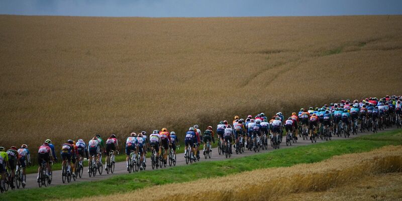 Weiterhin ganz in Gelb: Tour-Spitzenreiter Tadej Pogacar - Foto: Daniel Cole/AP