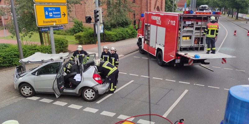 FW Celle: Verkehrsunfall mit sechs betroffenen Personen in Celle - Foto: presseportal.de